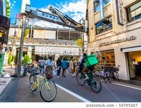 日本的東京城市景觀一輛自行車留在街上。自行車溢出的東急法學學院大學站前 59705887