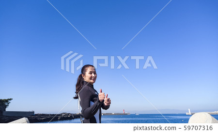 Senior woman diving 59707316