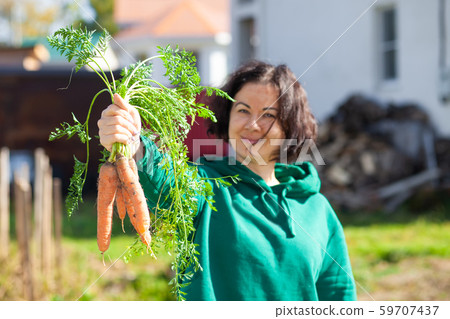Woman shows a cattot sheaf 59707437