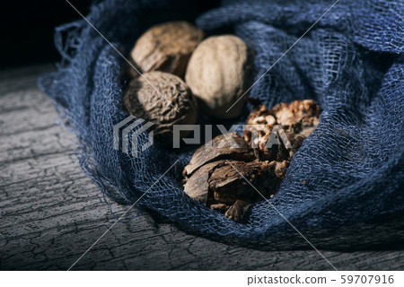 shelled and dried nutmeg seeds 59707916
