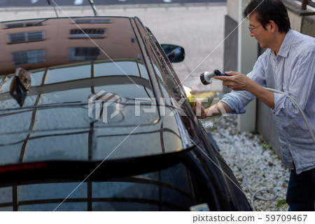 A man who washes cars 59709467