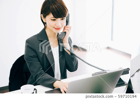 一個在辦公室處理電話的女人 59710194