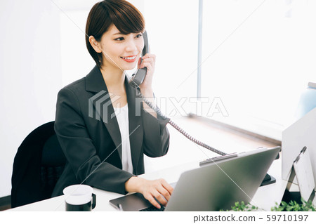 一個在辦公室處理電話的女人 59710197