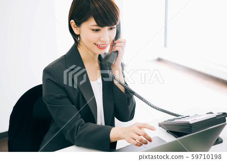 一個在辦公室處理電話的女人 59710198
