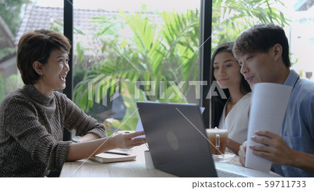 Business concept. Business people arrange to meet 59711733