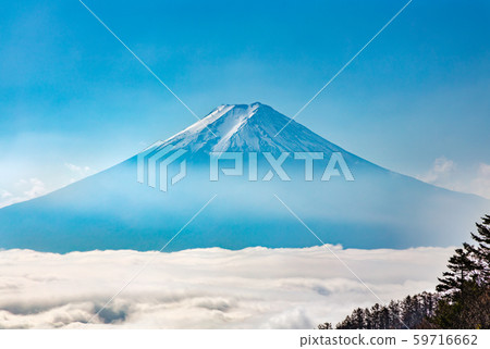 富士山在藍天和白雲之上 59716662