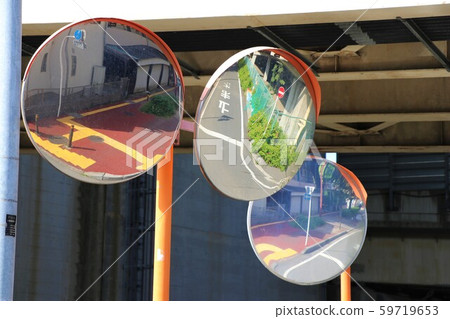 Multiple curve mirrors installed on the T-junction 59719653