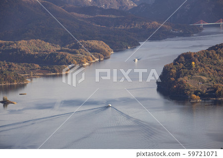 The waves created by ships sailing on Cheongpung Lake The waves created by ships sailing on Cheongpung Lake 59721071