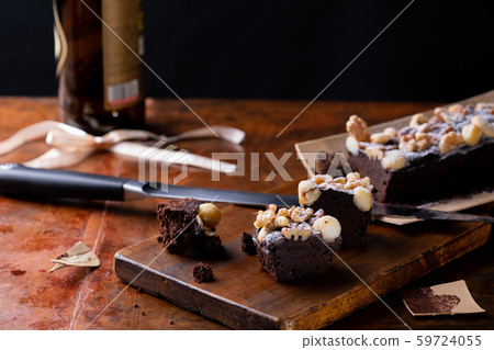 Gateau chocolate with lots of nuts 59724055