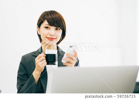 女人在工作休息時看著智能手機喝咖啡 59726715
