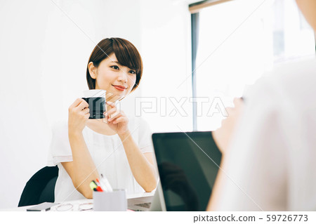 女人和同事聊天 59726773