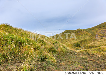 Autumn view of Hakoishi-an and grass autumn leaves [Aso City, Kumamoto Prefecture] 59727072