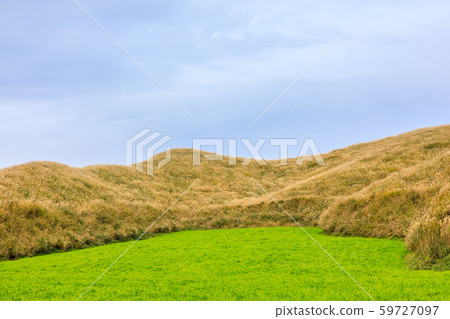 Autumn view of Hakoishi-an and grass autumn leaves [Aso City, Kumamoto Prefecture] 59727097