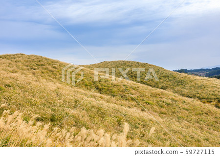 Autumn view of Hakoishi-an and grass autumn leaves [Aso City, Kumamoto Prefecture] 59727115