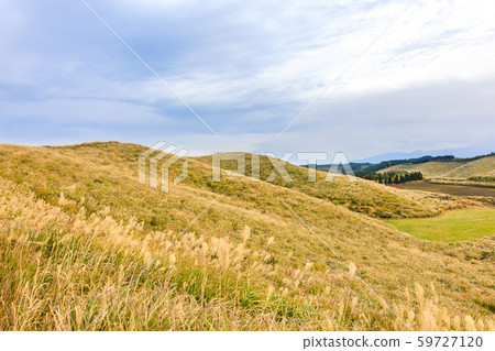 Autumn view of Hakoishi-an and grass autumn leaves [Aso City, Kumamoto Prefecture] 59727120