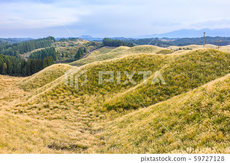 Autumn view of Hakoishi-an and grass autumn leaves [Aso City, Kumamoto Prefecture] 59727128