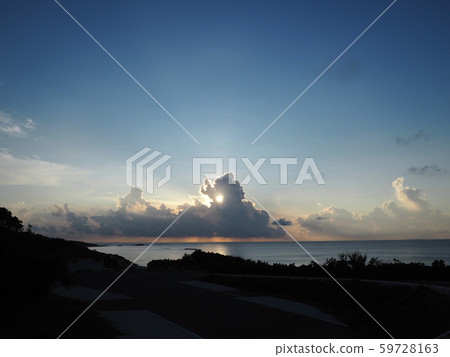 海上日落,穿過雲層偷看 海上日落,穿過雲層偷看 59728163