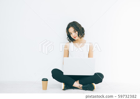 女性個人計算機白色背景 女性個人計算機白色背景 59732382