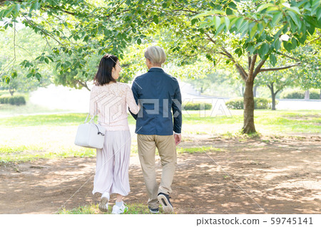 中間夫婦旅行新的綠色夫婦圖像 59745141
