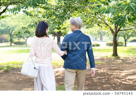 中間夫婦旅行新的綠色夫婦圖像 59745143
