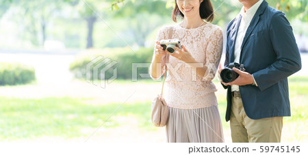 中間夫婦旅行相機夫婦圖像 59745145