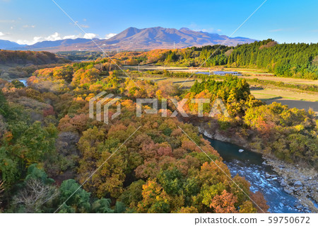 那須高原和那須山染上秋葉 59750672