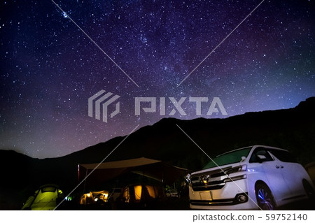 汽車和滿天星斗的天空 59752140