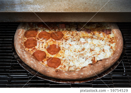 Preparing pizza in oven 59754529