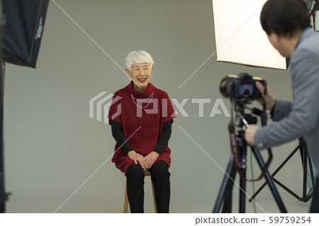 Senior woman photography 59759254