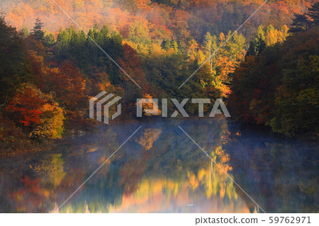 Nishiki lake in autumnal leaves in Nishi Waga-cho, Iwate Prefecture 59762971