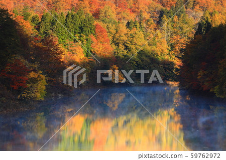 Nishiki lake in autumnal leaves in Nishi Waga-cho, Iwate Prefecture 59762972