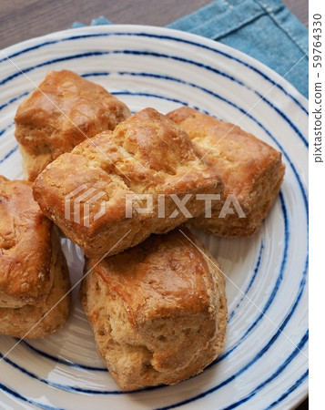 Scones in a ceramic bowl 59764330