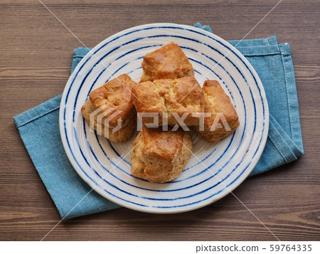 Scones in a ceramic bowl 59764335