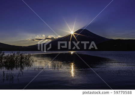 (Yamanashi Prefecture) Lake Yamanaka Mid-side Diamond Fuji 59770588