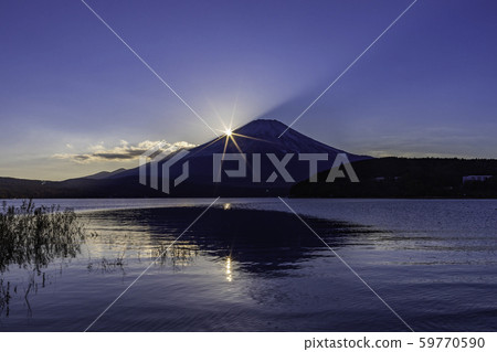 (Yamanashi Prefecture) Lake Yamanaka Mid-side Diamond Fuji 59770590