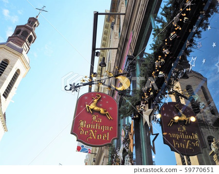 在加拿大魁北克市的招牌和巴黎圣母院 59770651