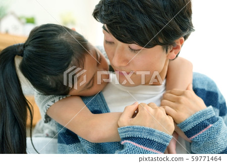 Image of daughter and father who fell asleep during the piggyback ride 59771464