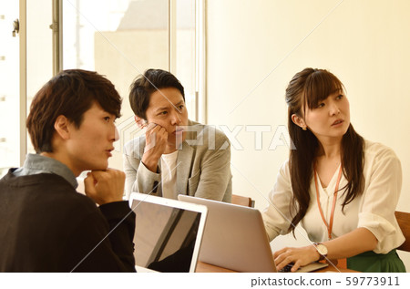 在看資料{3人}時進行認真會議的男人和女人<商務休閒/項目團隊> 在看資料{3人}時進行認真會議的男人和女人<商務休閒/項目團隊> 59773911