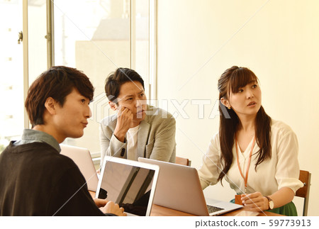 Men and women who make serious meetings while looking at the materials {3 people} <Business casual / project team> Men and women who make serious meetings while looking at the materials {3 people} <Business casual / project team> 59773913