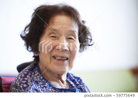 Senior woman grandma portrait 59775649
