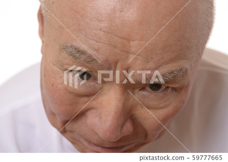 日本老人生氣的臉 59777665