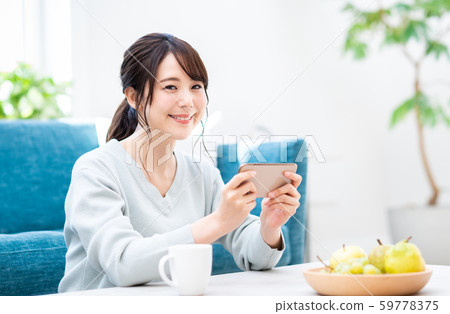 A young lady (a smartphone) 59778375