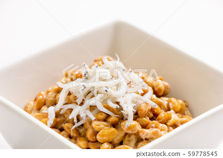 Natto and kettle fried sila topping. (White background) 59778545