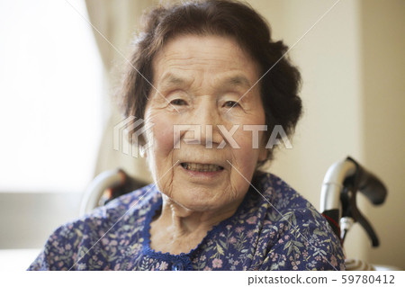 Senior woman grandma portrait 59780412