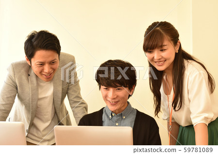Men and women chatting while looking at the computer screen (3 people) <Business casual / project team> 59781089