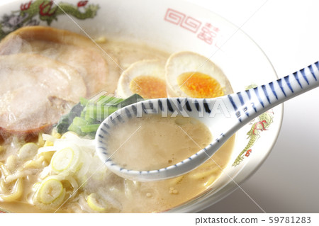 Drink hot soup 59781283