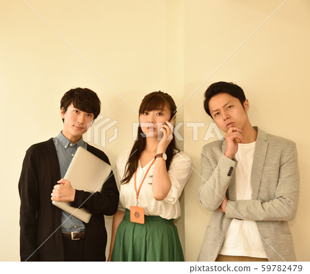 考慮問題對策的男女{3個人} <商務休閒/項目團隊> 考慮問題對策的男女{3個人} <商務休閒/項目團隊> 59782479
