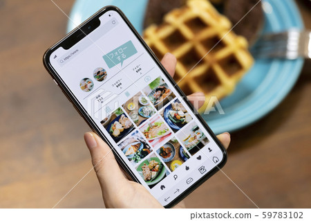 一個女人在智能手機上觀看SNS 一個女人在智能手機上觀看SNS 59783102