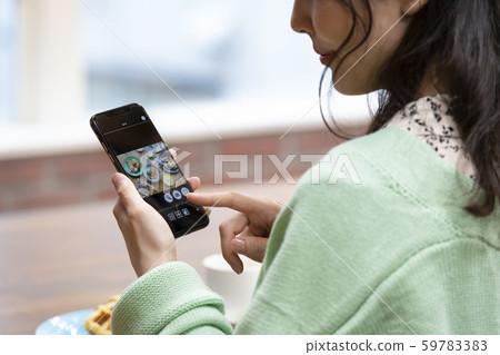 Hands of a woman who operates a smartphone (SNS image) 59783383