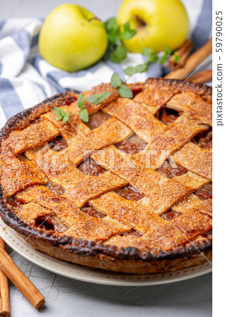 Traditional homemade apple pie. 59790025